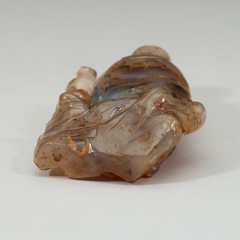 An agate figure of Guanyin, late Qing dynasty (1644-1912).