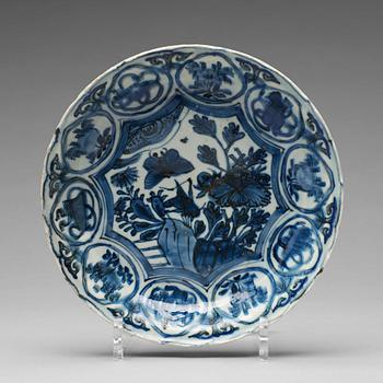 880. A set of three blue and white dishes, Ming dynasty, Wanli (1572-1620).