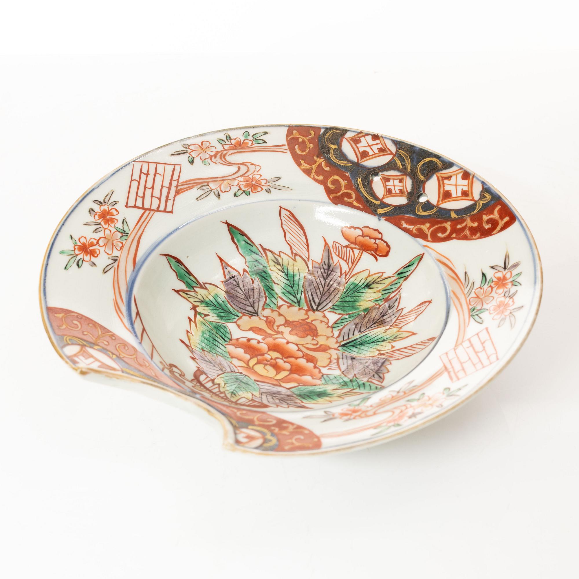 A Japanese imari porcelain barber's bowl, Meiji (1868-1912).