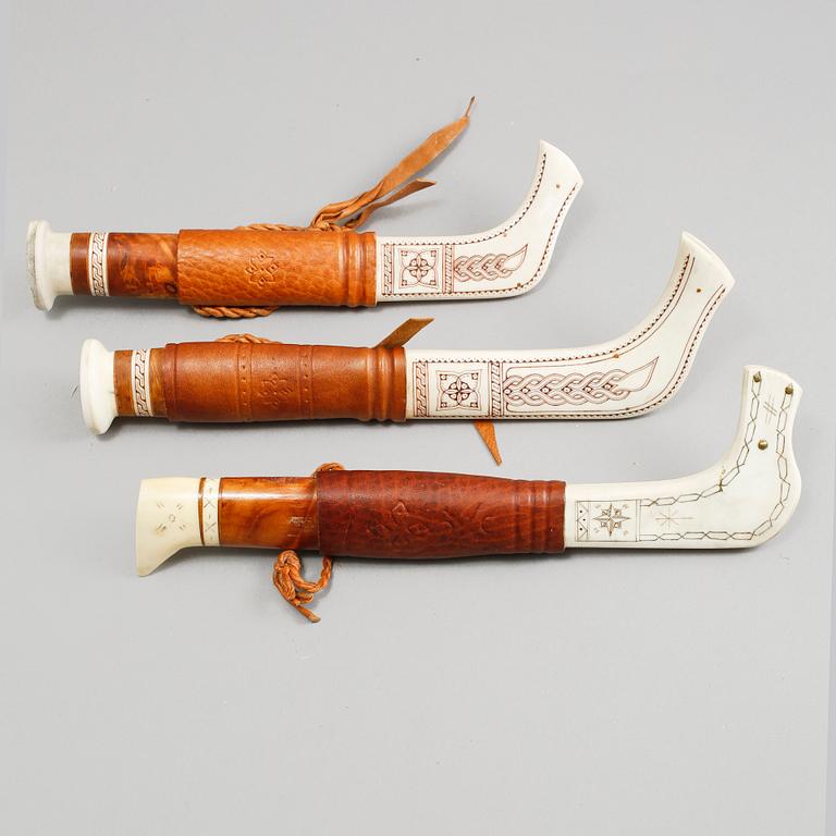 SAMEKNIVAR, 3 st, monogramsignerade TH, troligen Johan Mikael Huuva samt JW, 1900-tal.