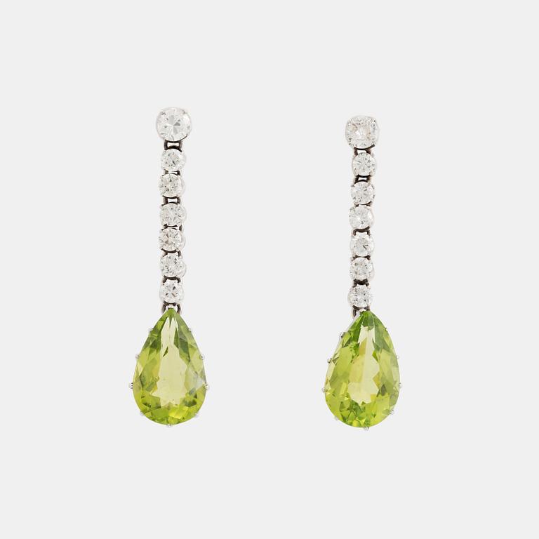 Ett par örhängen 18K vitguld med fasettslipade peridoter och runda briljantslipade diamanter.