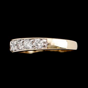 RING, 10 k guld, 9 briljantslipade diamanter tot ca 1.00 ct.