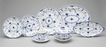 MATSERVIS, porslin 84 delar, "Musselmalet" Royal Copenhagen samt Bing & Gröndahl, Danmark, 1900-tal.