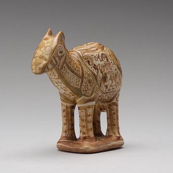 FIGURIN, DROMEDAR, lergods med lysterdekor, höjd ca 17 cm, Persien/Iran 1100-1200-tal.