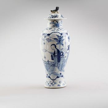 LOCKURNA, porslin, Kina, troligen 1800-tal.