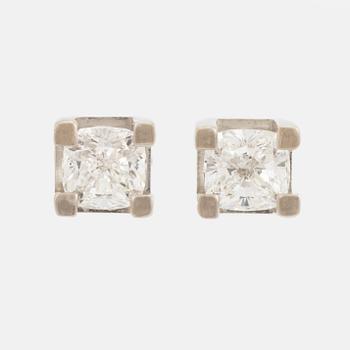 Cushion shaped diamond earrings, total 1.0 ct. With GIA dossier.