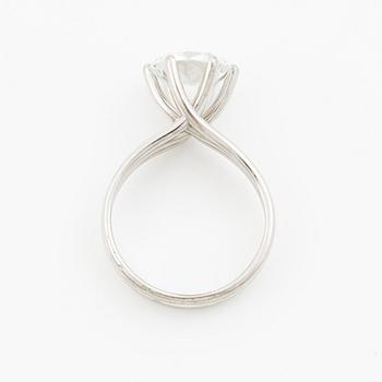 A ring in 18K white gold set with a round brilliant-cut diamond.