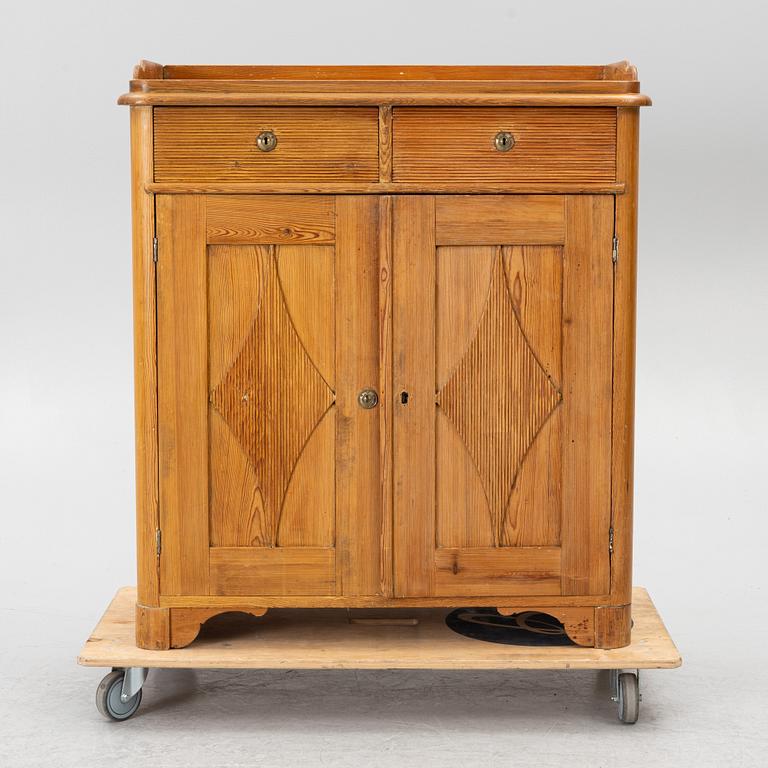 A pine cupboard, first part 19th century.