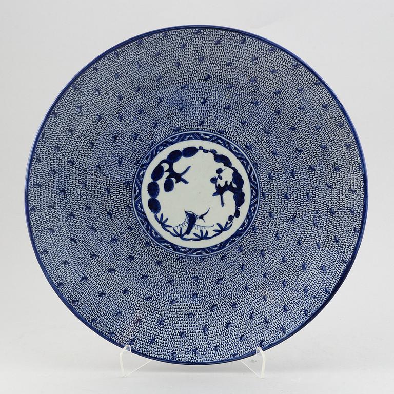 A large blue and white porcelain dish, Japan, Meiji (1868-1912).