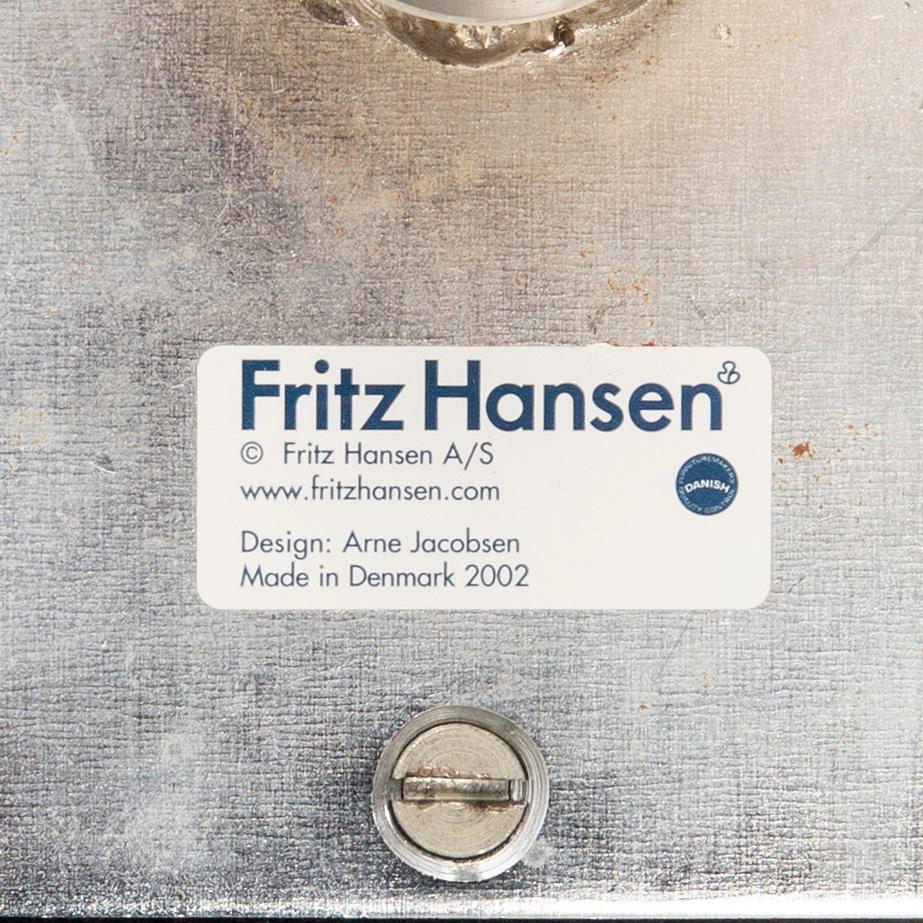 Arne Jacobsen, fåtölj, "Svanen", designad av Fritz Hansen, Danmark, 2002.