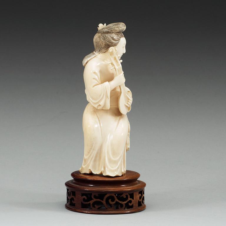 A ivory sculpture of a female musician, late Qing dynasty (1644-1912).