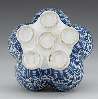 A blue and white vase, late Qing dynasty (1644-1912).