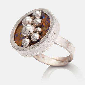 Nanny Still, Ring, sterlingsilver och titan. Kultakeskus, Tavastehus 1976.