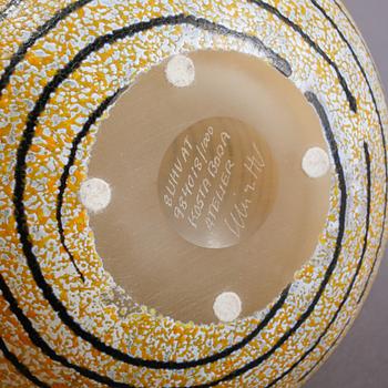 VAS, glas, Ulrica Hydman Vallien, Kosta Boda Atelier, signerad och numrerad.
