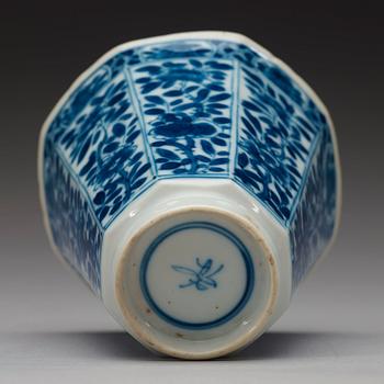 A pair of blue and white cups with saucers. Qing dynasty Kangxi(1662-1722).