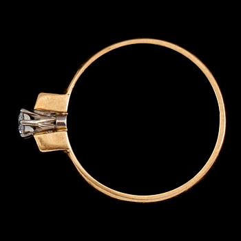 RING, 18 k guld, briljantslipad diamant. Total vikt 2 g.