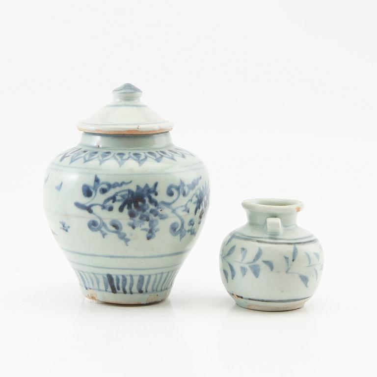 Lockurna samt urna, Kina , 1500-/1600-tal porslin.