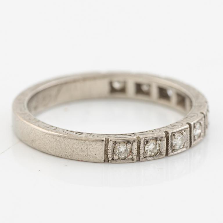 Alliance ring, 18K white gold set with small eight-cut diamonds.