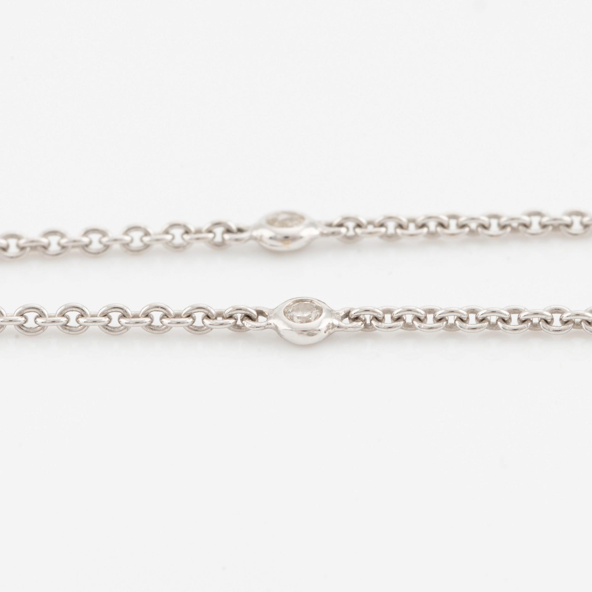 Hänge med navettslipade smaragder och briljantslipade diamanter, med kedja.