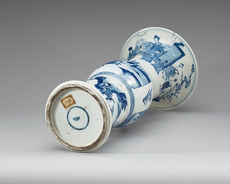 A blue and white 'Yen yen' vase, Qing dynasty.