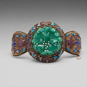 A filigree bracelet with inlays of cloisonné and a sculptured stone, Qing dynasty.