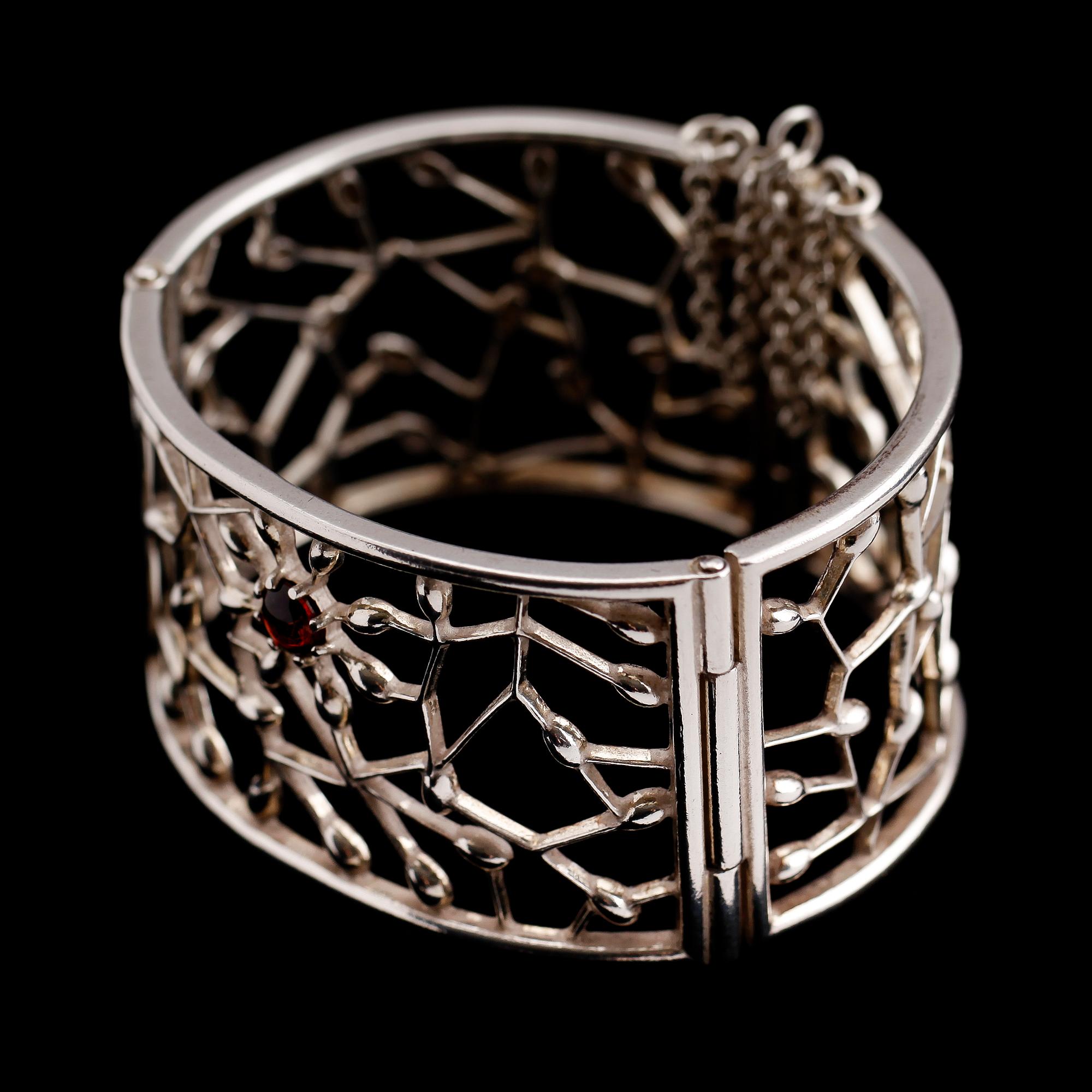 ARMBAND, sterlingsilver, granat, Kalevala Kuru, Finland.