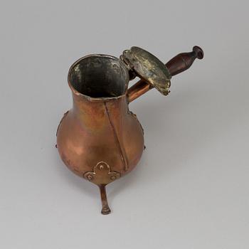 AN 18TH CENTURY COPPER CHOCOLATE POT.