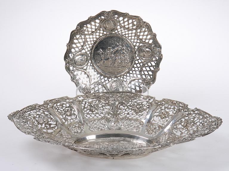 GALLERSKÅLAR, 2 st, silver, Tyskland, 1900-tal. Vikt ca 1016 gr.