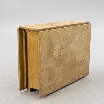 A Gate leg table, 19th century.
