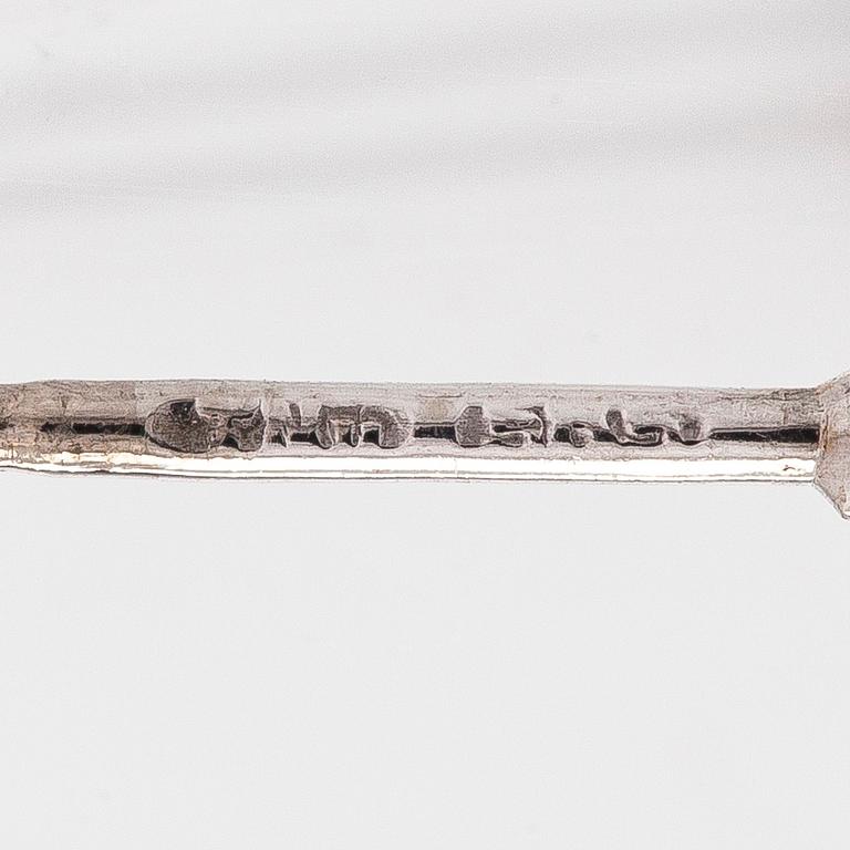 Örhängen, 14K vitguld med briljantslipade diamanter. Medföljande HRD sertifikat.