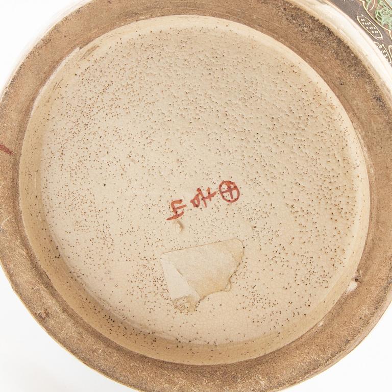 Vas samt urna med lock Satsuma Japan 1900-tal porslin.