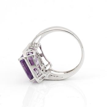 RING, trappslipad ametist, ca 4,35 ct omgiven av små diamanter.