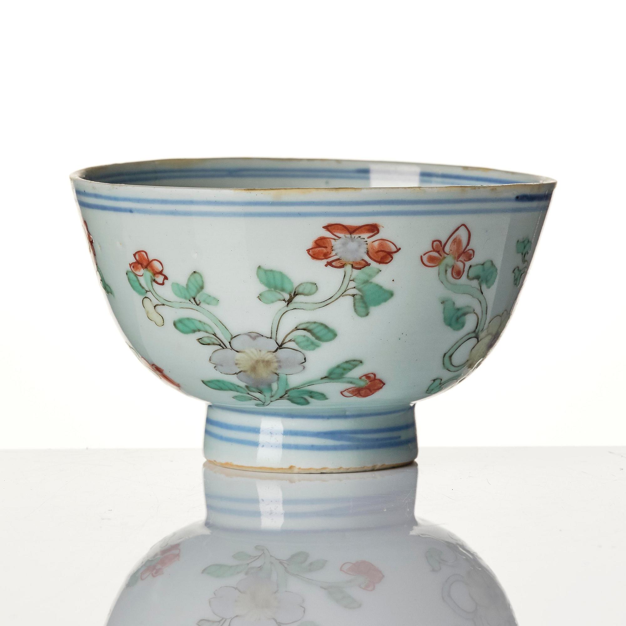 A set of two famille verte bowls and a dish, Qing dynasty, early Kangxi (1662-1722).