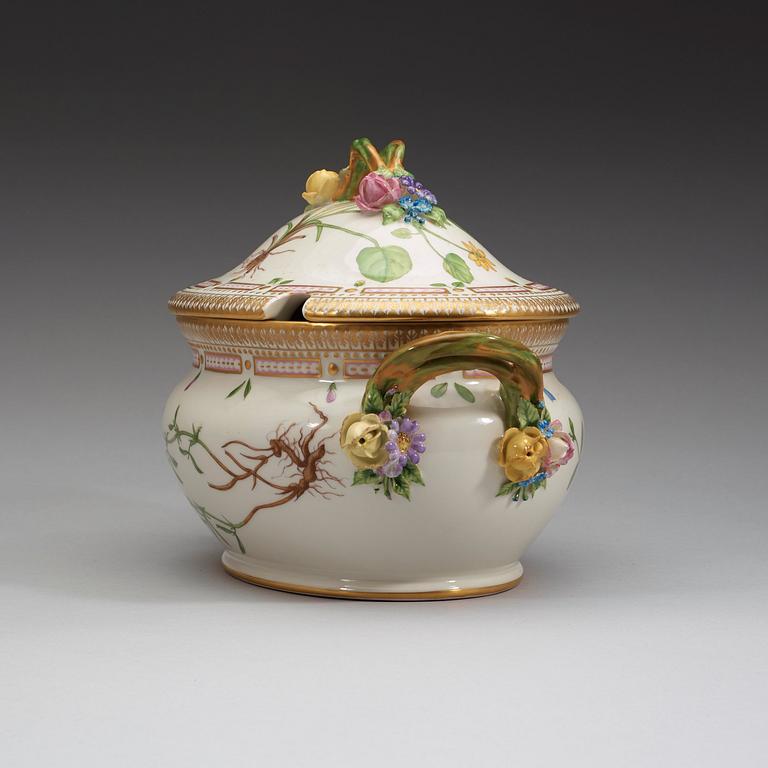 TERRIN med LOCK, porslin. Kungl Dansk, "Flora Danica", 1900-tal.