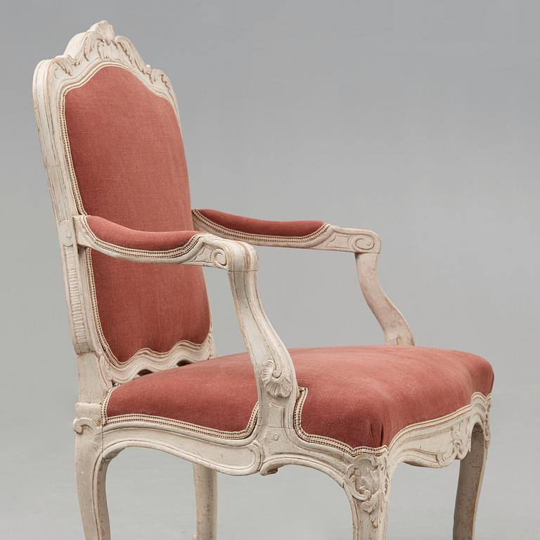 KARMSTOLAR, ett par, Stockholmsarbeten, i Olof Höglanders art (mästare i Stockholm 1750-1765). Rokoko.