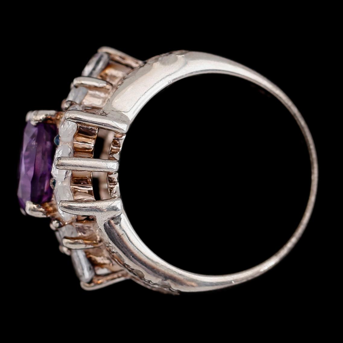 RING, sterlingsilver, ametist ca 3.50 ct, vita topaser tot ca 2.00 ct.