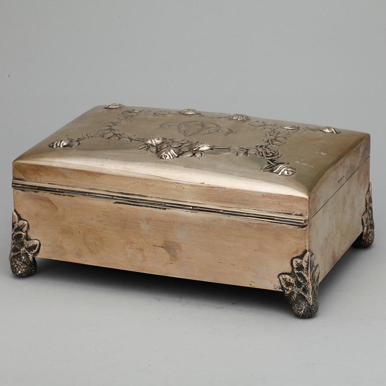 SKRIN med SPELPJÄSER, mestadels silver, CG Hallberg, 1919.