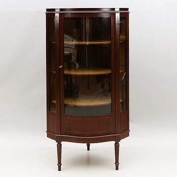 HÖRNVITRINSKÅP, 1900-talets andra hälft.