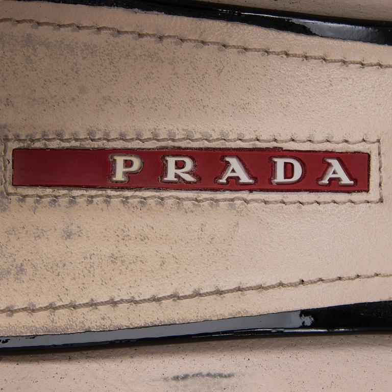 SKOR, Prada.