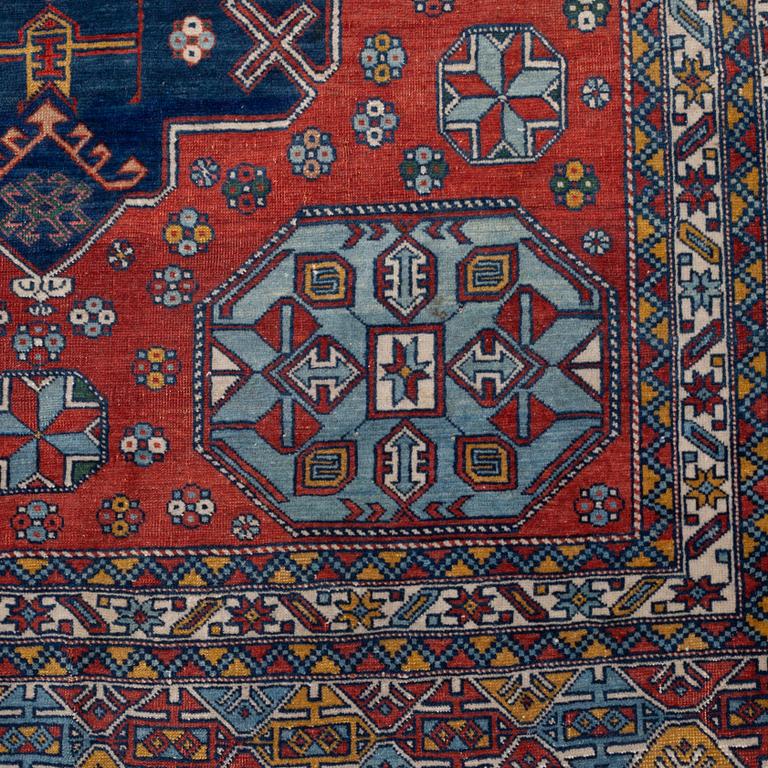 A RUG, ORIENTAL, CA 157 x 127 cm.