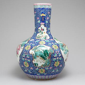 A large Chinese famille rose 'tianqiuping' vase, 20th century.