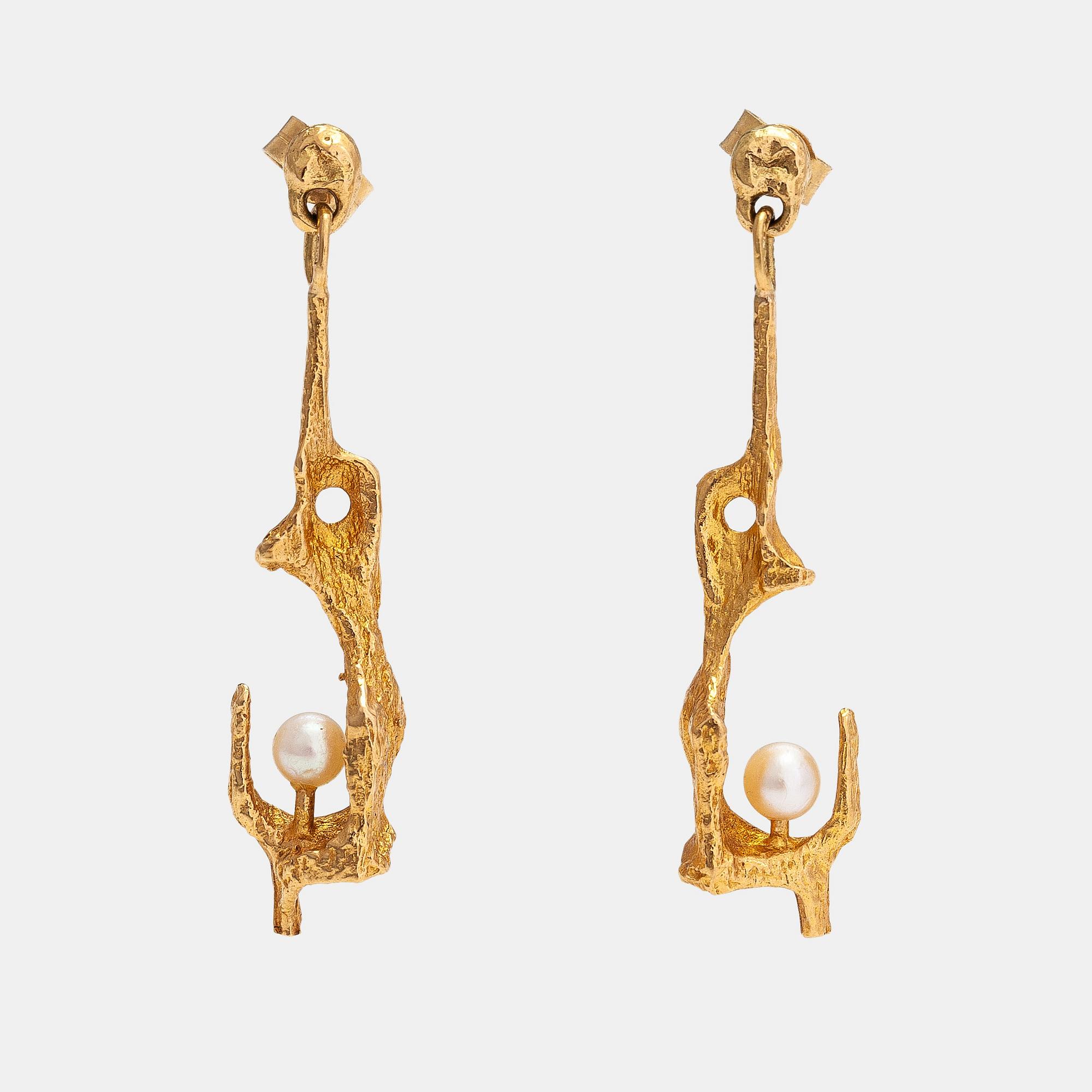 Björn Weckström, A pair of 18K gold earrings "By the springs" with cultured pearls. Lapponia.