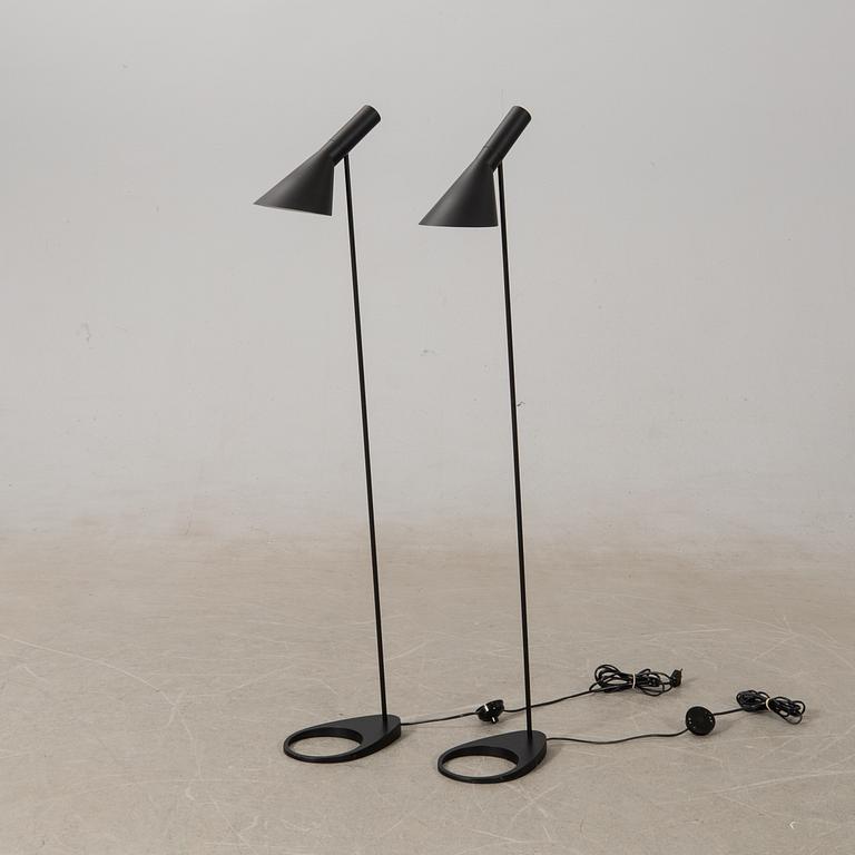 Arne Jacobsen, golvlampor 1 par, "AJ" för Louis Poulsen, Danmark.