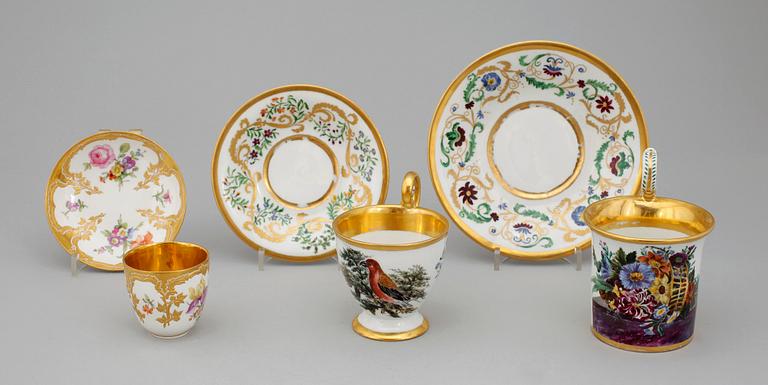 TEKOPP SAMT KAFFEKOPPAR MED FAT, porslin, bla empirestil, Berlin, 1800-tal.