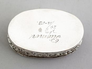 SUPKOPPAR SAMT DOSA, silver, 1800-tal. Total vikt 106 g.