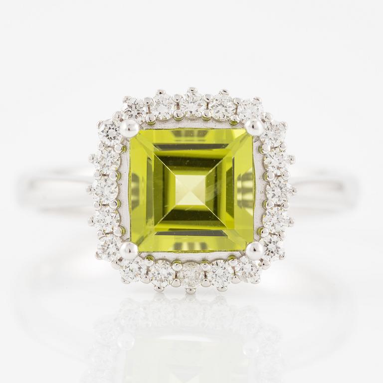 Ring 18K white gold with peridot and brilliant-cut diamonds.