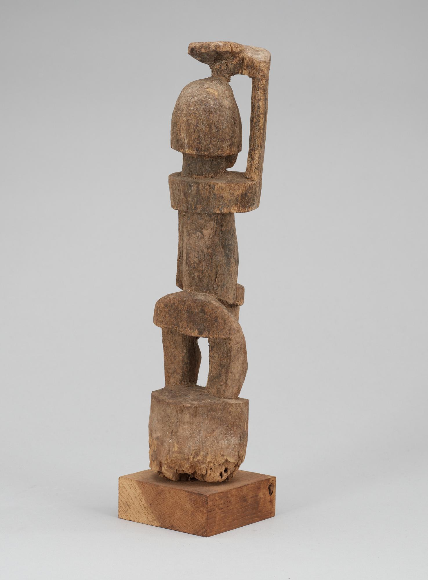 FETISCH. Trä. Tellem/Dogon-stammen. Mali 1800-talets mitt - andra hälft. Höjd 30,5 cm.