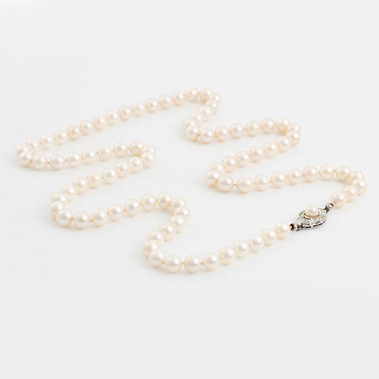 Pärlcollier, odlade pärlor, lås silver med vita stenar.