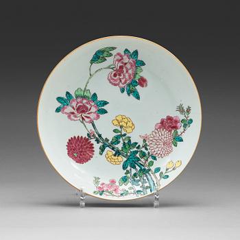 188. A famille rose dish, Qing dynasty, 18th Century with Johanneummark N=176. I.