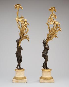KANDELABRAR, för tre ljus, ett par. Frankrike, 1800-tal. Louis XVI-stil.